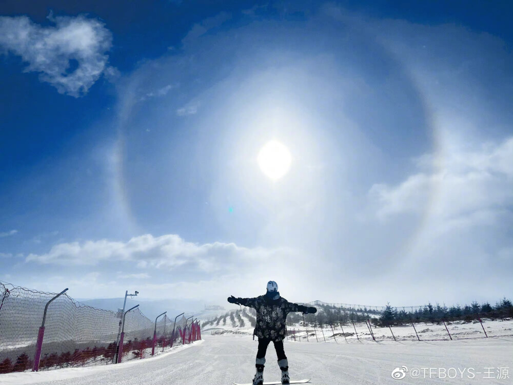 王源滑雪照