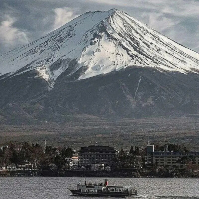 那便与亚里士多德做朋友，问柏拉图什么是爱；看柳永飘荡的一生，与李白饮酒谈浪漫。
很喜欢的一句话送予你，人与人的节奏不同，有人三分钟泡面，有人三小时烹饪。乱世中，亦有侠客。物欲横出年代，亦有纯真的人。