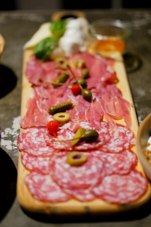 Alimentari的萨拉米蒜味太浓
次一口萨拉米就要来根芦笋清下口
盲选的干白微甜低涩配冷肉刚刚好  ​​