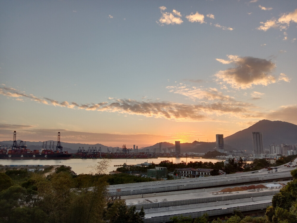 海边街旁边靠近盐田港的方向有这样一个国际友好公园，在烟墩山国际友好公园，你会看到不一样的海边景色迎着阳光看着沙滩吹着海风这里还有类似于吃鸡游戏界面场景