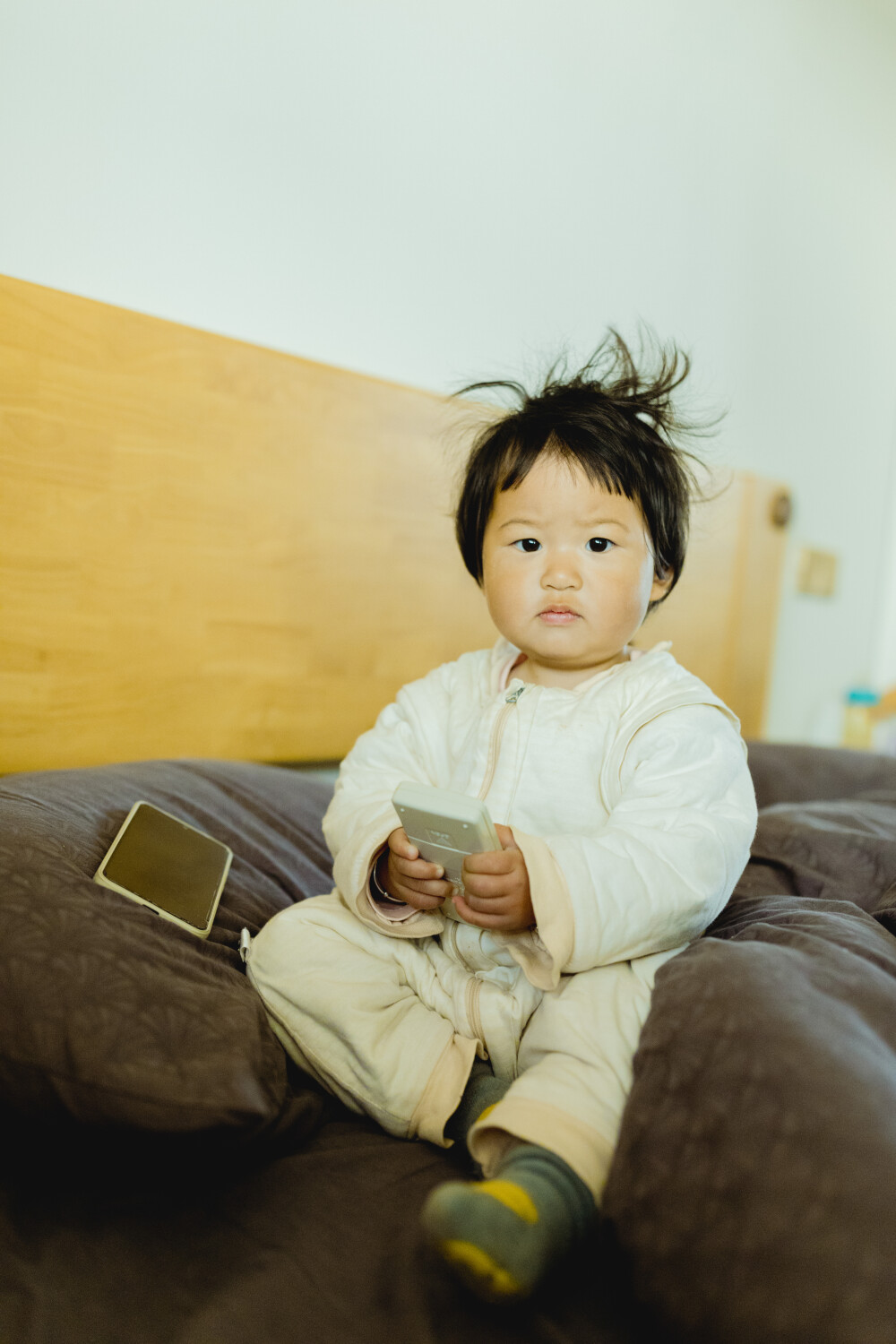 这次回家逢人就说黑色健康
摄影：洪小漩
出镜：菲比
菲比跟随婆婆回乡下待了一个月。这期间，面霜没有带够。
起初，并不在意。直到期间，我回去见了她，才发现，情况大为不妙。
她一边在阳光下肆意奔跑，一边又丝毫不在意防晒。待到长辈反应过来，脸蛋已经呈现萝卜丝状。皮肤也黝黑发亮起来。
见她之前，我和阿科都充满期待。真正见面那一刻，望着巧克力色的菲比，为父为母的我们，一时间陷入了沉默。
也不知道……有没有机会白回来。