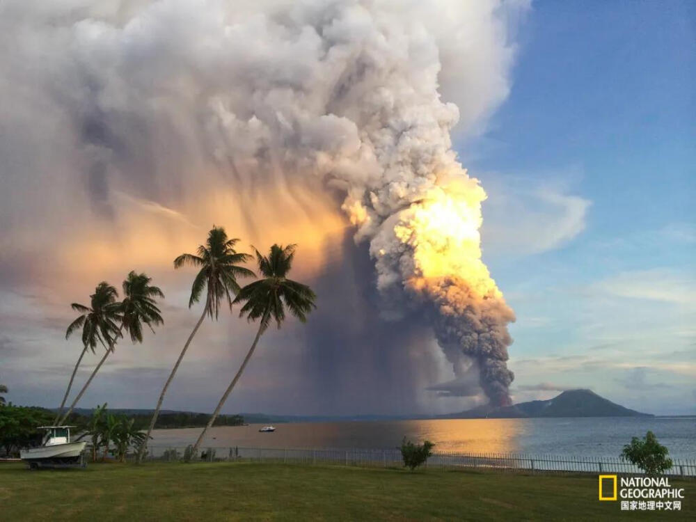 塔乌鲁火山之怒
2014年巴布亚新几内亚东部的塔乌鲁火山喷发。摄影：OLIVER BLUETT