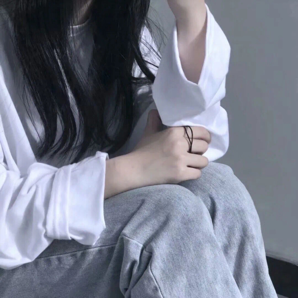 女头|善意
我相信自己
生来如同璀璨的夏日之花
不凋不败
妖冶如火
承受心跳的负荷和呼吸的累赘
乐此不疲