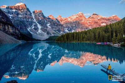 独坐观湖
梦莲湖（Moraine Lake）是加拿大亚伯达省班夫国家公园的一个冰川湖，每年六月中旬至下旬，湖水到达最高线，折射沉积的岩粉，呈现出美丽的蓝绿色。摄影：ANA KNEZEVIC