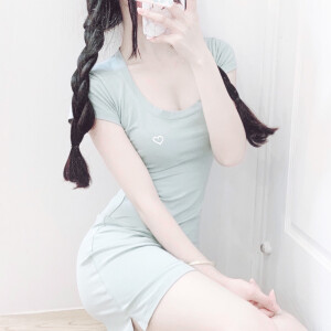 ，