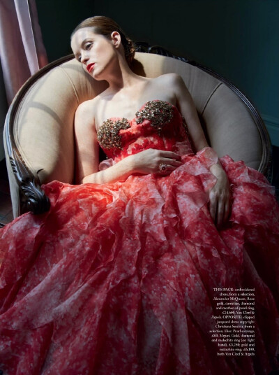 Bazaar UK. Claire Foy
Erik Madigan Heck的强烈摄影风格 ​​​