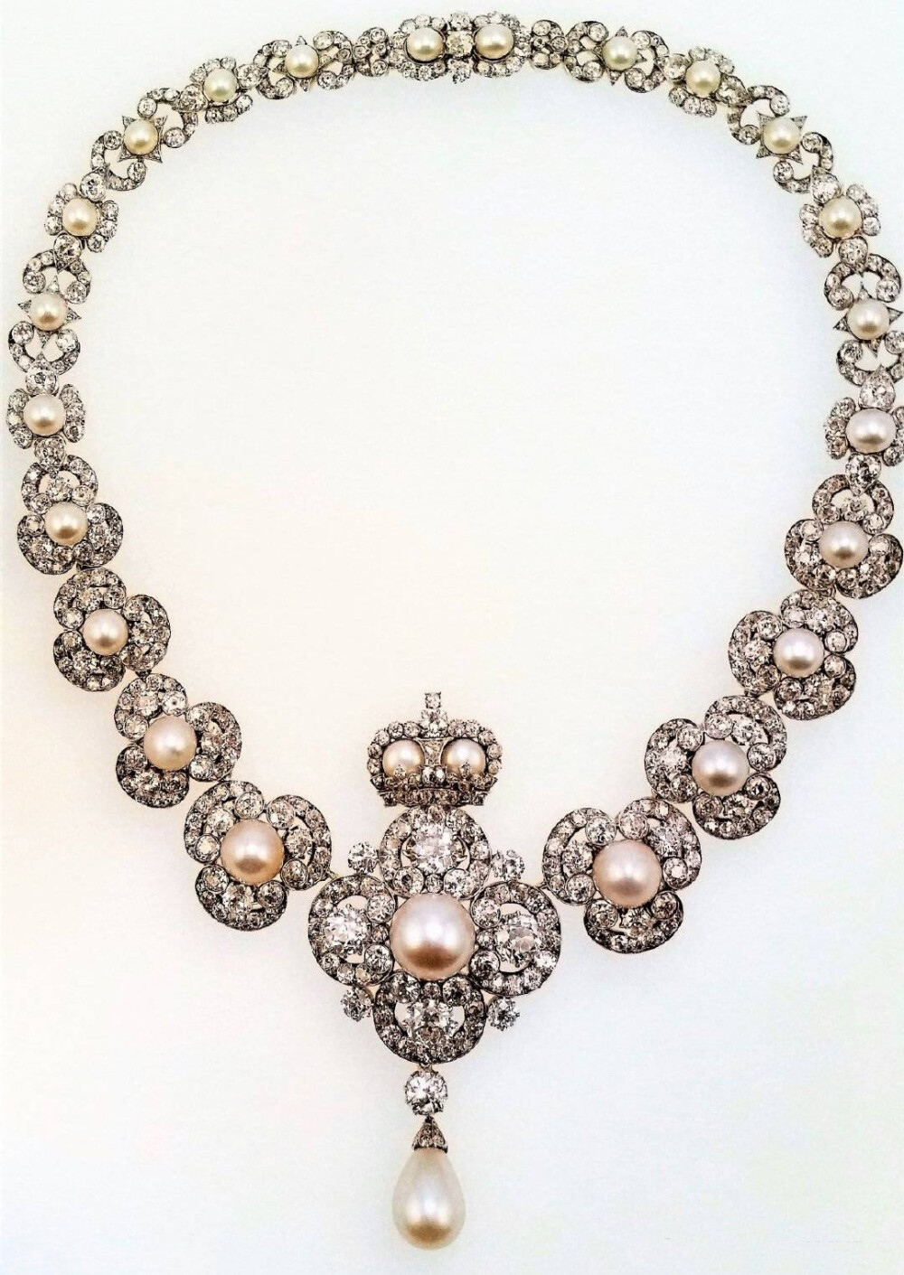 Queen Victoria's Golden Jubilee Necklace（维多利亚女王的金禧项链）顾名思义，这是为了庆祝维多利亚女王的金禧年而制作于1887年。
