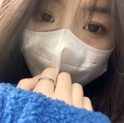 冬天了 可以和你一起过冬吗 可以穿你的外套吗 可以给我暖手吗 可以抱抱我吗 可以吗