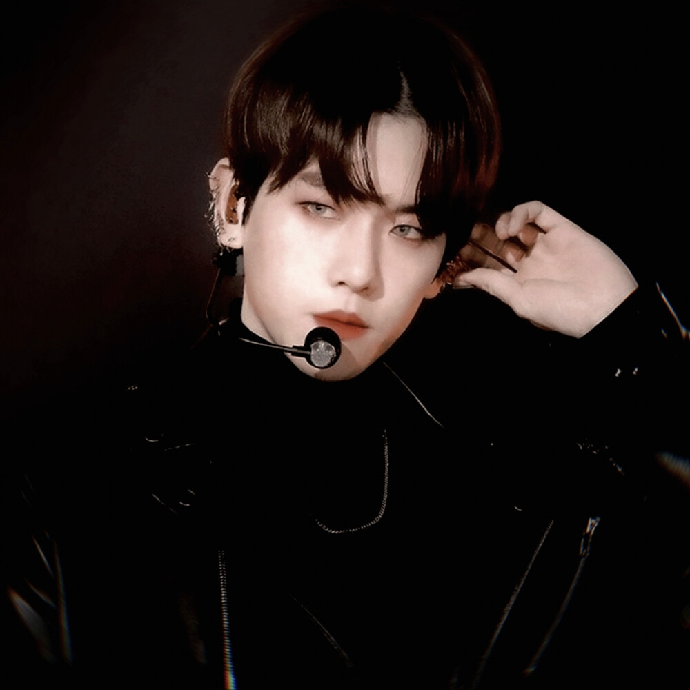 边伯贤
在原地等待了一年之久的那个红着眼的少年，他的世界终于迎来了极昼。