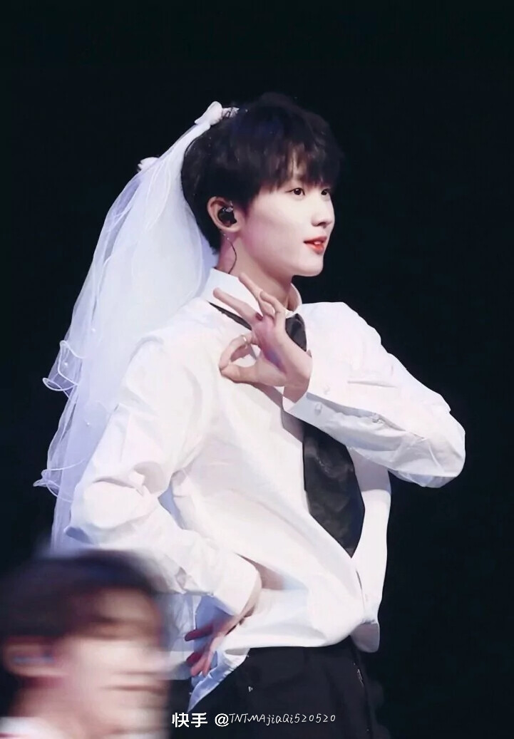 马哥，提前祝你十九岁生日快乐呀！十九岁的你也要开开心心的，继续做你喜欢的事，也祝你早日考的驾照呀。（有些照片不记得是什么时候的了要是侵权告诉我一声立马就删啊）