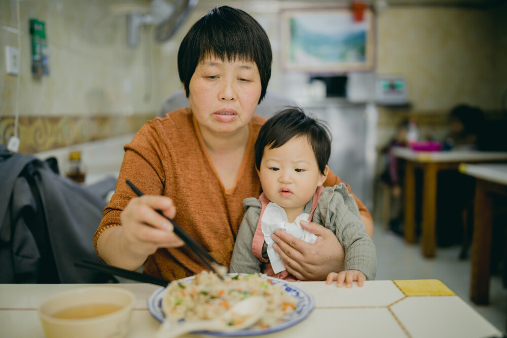 秋日去森林里赶了一个暖洋洋的集市
摄影：洪小漩
出镜：家人
场地：植物园
这是我初次带着菲比去参与杭州的集市。
杭城是个浪漫的地方，各种各样的展览，稀奇古怪的集市，很多都值得一去。
当日也是误打误撞到了植物园赶集。去的时候，人还不算很多。只是我缺乏一边带孩子，一边探索感兴趣事物的经验。
顾得住蹒跚学步的孩子，就分不开神去感受那些有趣的小铺子。
挣扎了一番，还是将看孩子放在了第一位。不过，整个活动氛围还是十分让人愉悦。待到阿科忙完工作，穿越堵车的街道抵达，我才得以坐下，听有趣的乐队轻吟浅唱。乐队成员说，能在森林里唱歌，是一件超妙的事。
对我而言，何尝不是呢。
