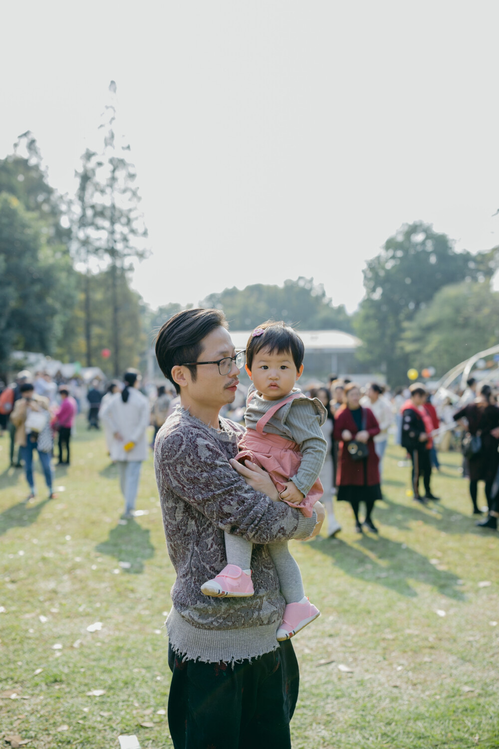 秋日去森林里赶了一个暖洋洋的集市
摄影：洪小漩
出镜：家人
场地：植物园
这是我初次带着菲比去参与杭州的集市。
杭城是个浪漫的地方，各种各样的展览，稀奇古怪的集市，很多都值得一去。
当日也是误打误撞到了植物园赶集。去的时候，人还不算很多。只是我缺乏一边带孩子，一边探索感兴趣事物的经验。
顾得住蹒跚学步的孩子，就分不开神去感受那些有趣的小铺子。
挣扎了一番，还是将看孩子放在了第一位。不过，整个活动氛围还是十分让人愉悦。待到阿科忙完工作，穿越堵车的街道抵达，我才得以坐下，听有趣的乐队轻吟浅唱。乐队成员说，能在森林里唱歌，是一件超妙的事。
对我而言，何尝不是呢。