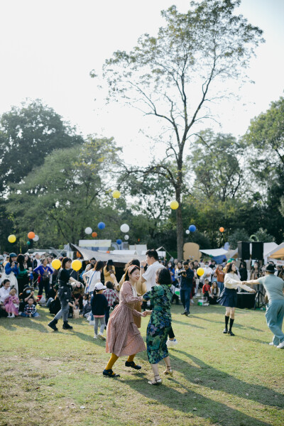 秋日去森林里赶了一个暖洋洋的集市
摄影：洪小漩
出镜：家人
场地：植物园
这是我初次带着菲比去参与杭州的集市。
杭城是个浪漫的地方，各种各样的展览，稀奇古怪的集市，很多都值得一去。
当日也是误打误撞到…