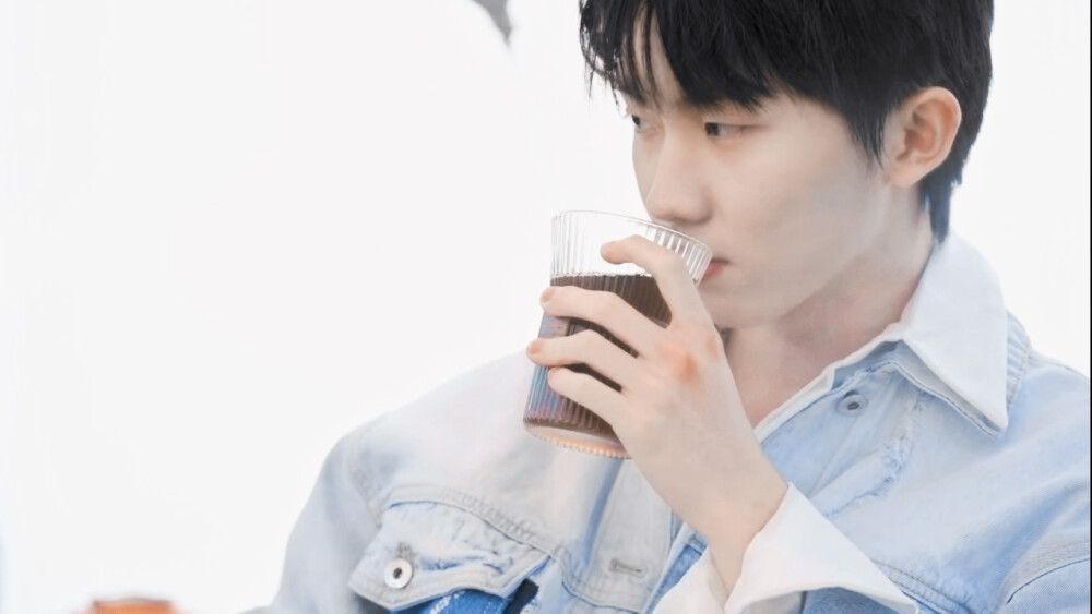 马嘉祺这一词出来随之而来的是一阵暖风，就像在大海边暖阳下铺面而来的微风般温柔细腻
作为一个队长尽职尽责，作为一个“家长”把每个“小朋友”都照顾的非常好，作为一个偶像，你尽自己最大的努力给粉丝们带来一个又一个好的舞台，有人说你还不够，但我觉得足矣
每个人都不是十全十美，做自己才是最重要的不是吗
十九岁的马嘉祺跟十八岁的自己说再见吧，跟他告别，以后的路还很长，回想起来现在的肆意英姿，或许以后忙得脚不沾地的自己会羡慕，但现在的你我想也会想着以后的自己会站在如何大的舞台上吧
“因为ta是我的玫瑰” 因为你是我们的马嘉祺，所以祝马哥十九岁生日快乐！不止现在，要在以往的每个日子里都闪闪发光，为自己而活