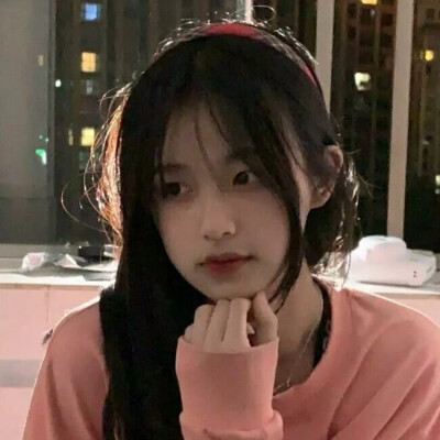 桌上书堆的很高，以至于我看不见地板也看不到未来 结尾：桌上书还是堆的很高，但那都是看过了，我望向窗外，光撒在我的脸上，那是未来