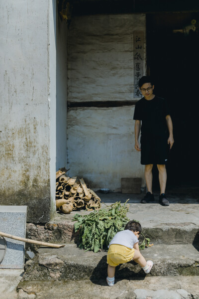 今年中秋在上虞小住
摄影：洪小漩
出镜：家人
连日来，关于上虞的消息不绝于耳。
严峻的疫情防控下，作为中风险地区的上虞，陷入了封城的境地。听阿科说，爷爷奶奶已经去做了两次核酸检测，而其他亲属也都居家隔…