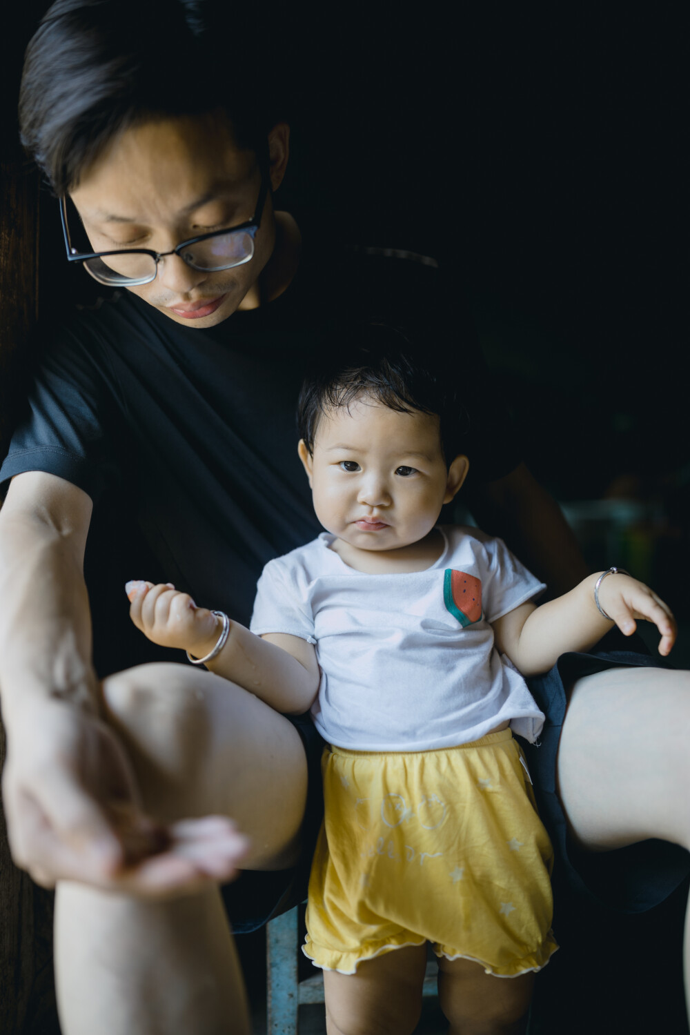 今年中秋在上虞小住
摄影：洪小漩
出镜：家人
连日来，关于上虞的消息不绝于耳。
严峻的疫情防控下，作为中风险地区的上虞，陷入了封城的境地。听阿科说，爷爷奶奶已经去做了两次核酸检测，而其他亲属也都居家隔离。所幸的是，日常蔬菜都实行配给，大家也都做好了不给疫情防控添乱的准备。
在我想象中，疫情对爷爷奶奶的影响应该是很小的。
毕竟，爷爷年逾八旬，奶奶也年近耄耋。两个老人家，久居山林，远离尘世，自在，也寂寞。除了偶尔外出赶集，平日里，鲜少外出。疫情恐怕是造访不了他们的活动区域。
奈何，这次来势汹汹，连两个老人家都曾被半夜唤醒，需乘着夜色赶去做核酸。不过，与他们而言，既然有需要，照做便是。