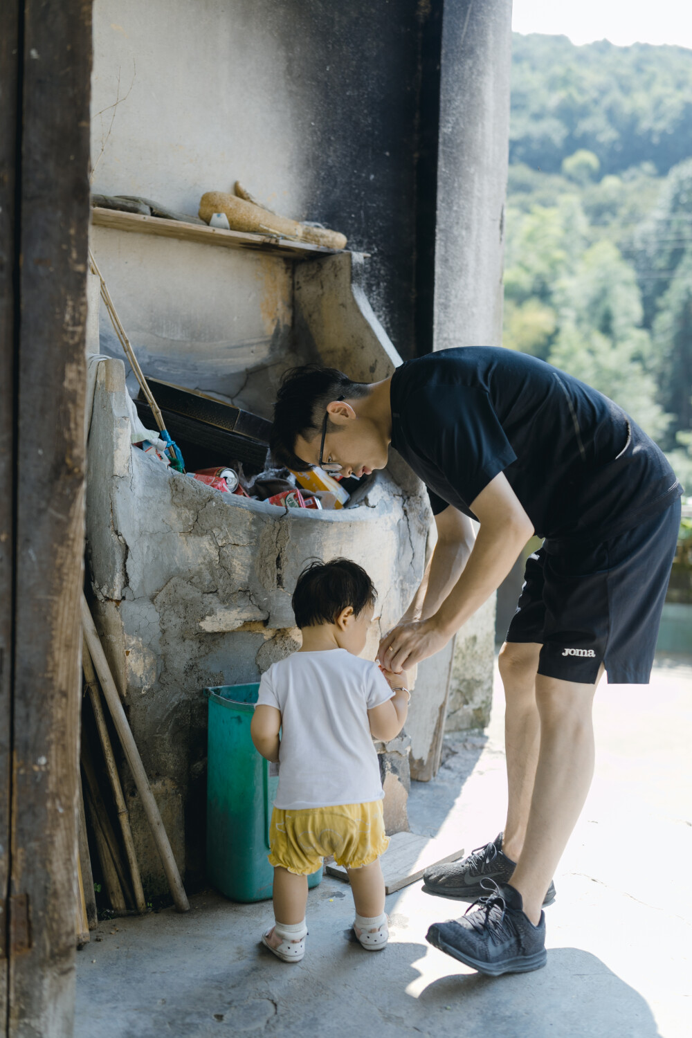 今年中秋在上虞小住
摄影：洪小漩
出镜：家人
连日来，关于上虞的消息不绝于耳。
严峻的疫情防控下，作为中风险地区的上虞，陷入了封城的境地。听阿科说，爷爷奶奶已经去做了两次核酸检测，而其他亲属也都居家隔离。所幸的是，日常蔬菜都实行配给，大家也都做好了不给疫情防控添乱的准备。
在我想象中，疫情对爷爷奶奶的影响应该是很小的。
毕竟，爷爷年逾八旬，奶奶也年近耄耋。两个老人家，久居山林，远离尘世，自在，也寂寞。除了偶尔外出赶集，平日里，鲜少外出。疫情恐怕是造访不了他们的活动区域。
奈何，这次来势汹汹，连两个老人家都曾被半夜唤醒，需乘着夜色赶去做核酸。不过，与他们而言，既然有需要，照做便是。