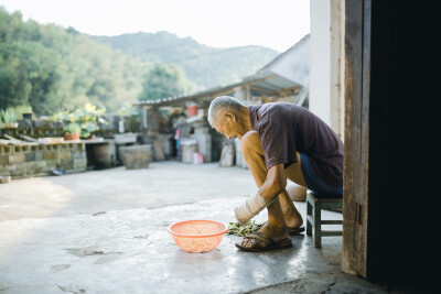 今年中秋在上虞小住
摄影：洪小漩
出镜：家人
连日来，关于上虞的消息不绝于耳。
严峻的疫情防控下，作为中风险地区的上虞，陷入了封城的境地。听阿科说，爷爷奶奶已经去做了两次核酸检测，而其他亲属也都居家隔…