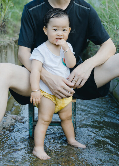 今年中秋在上虞小住
摄影：洪小漩
出镜：家人
连日来，关于上虞的消息不绝于耳。
严峻的疫情防控下，作为中风险地区的上虞，陷入了封城的境地。听阿科说，爷爷奶奶已经去做了两次核酸检测，而其他亲属也都居家隔…