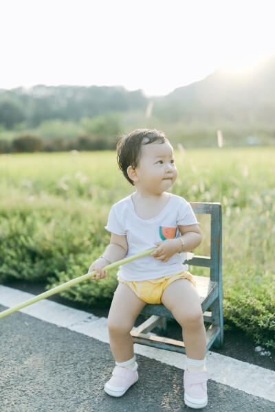 今年中秋在上虞小住
摄影：洪小漩
出镜：家人
连日来，关于上虞的消息不绝于耳。
严峻的疫情防控下，作为中风险地区的上虞，陷入了封城的境地。听阿科说，爷爷奶奶已经去做了两次核酸检测，而其他亲属也都居家隔…