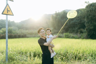 今年中秋在上虞小住
摄影：洪小漩
出镜：家人
连日来，关于上虞的消息不绝于耳。
严峻的疫情防控下，作为中风险地区的上虞，陷入了封城的境地。听阿科说，爷爷奶奶已经去做了两次核酸检测，而其他亲属也都居家隔…