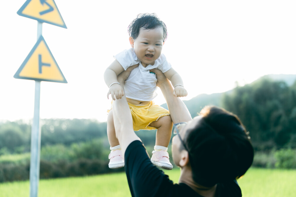 今年中秋在上虞小住
摄影：洪小漩
出镜：家人
连日来，关于上虞的消息不绝于耳。
严峻的疫情防控下，作为中风险地区的上虞，陷入了封城的境地。听阿科说，爷爷奶奶已经去做了两次核酸检测，而其他亲属也都居家隔离。所幸的是，日常蔬菜都实行配给，大家也都做好了不给疫情防控添乱的准备。
在我想象中，疫情对爷爷奶奶的影响应该是很小的。
毕竟，爷爷年逾八旬，奶奶也年近耄耋。两个老人家，久居山林，远离尘世，自在，也寂寞。除了偶尔外出赶集，平日里，鲜少外出。疫情恐怕是造访不了他们的活动区域。
奈何，这次来势汹汹，连两个老人家都曾被半夜唤醒，需乘着夜色赶去做核酸。不过，与他们而言，既然有需要，照做便是。