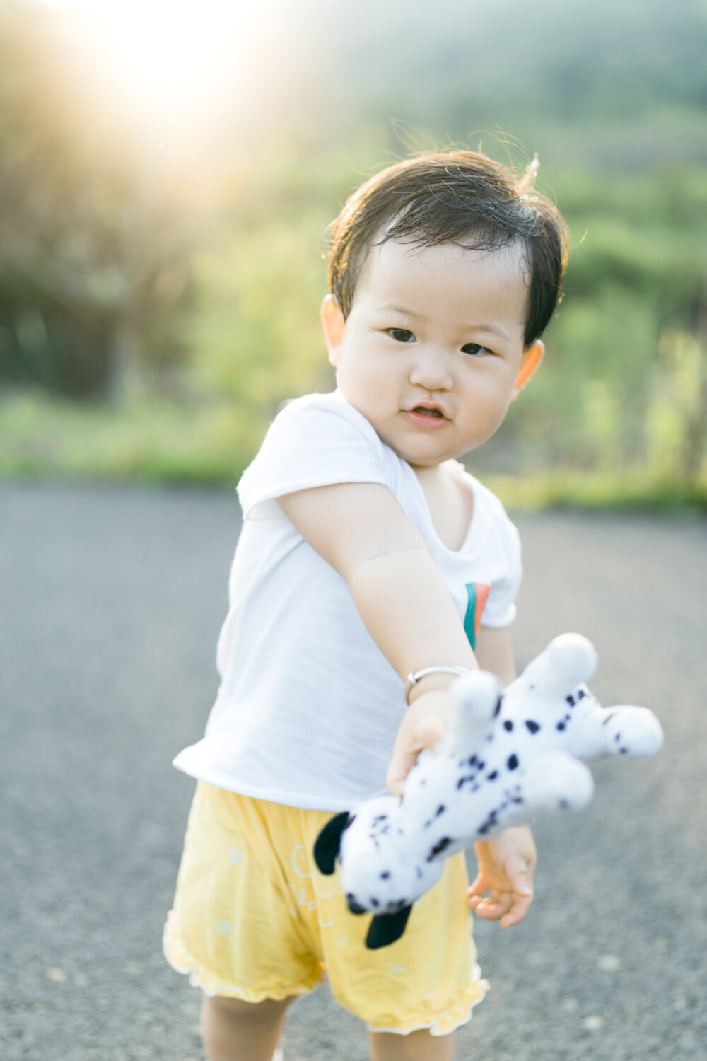 今年中秋在上虞小住
摄影：洪小漩
出镜：家人
连日来，关于上虞的消息不绝于耳。
严峻的疫情防控下，作为中风险地区的上虞，陷入了封城的境地。听阿科说，爷爷奶奶已经去做了两次核酸检测，而其他亲属也都居家隔离。所幸的是，日常蔬菜都实行配给，大家也都做好了不给疫情防控添乱的准备。
在我想象中，疫情对爷爷奶奶的影响应该是很小的。
毕竟，爷爷年逾八旬，奶奶也年近耄耋。两个老人家，久居山林，远离尘世，自在，也寂寞。除了偶尔外出赶集，平日里，鲜少外出。疫情恐怕是造访不了他们的活动区域。
奈何，这次来势汹汹，连两个老人家都曾被半夜唤醒，需乘着夜色赶去做核酸。不过，与他们而言，既然有需要，照做便是。