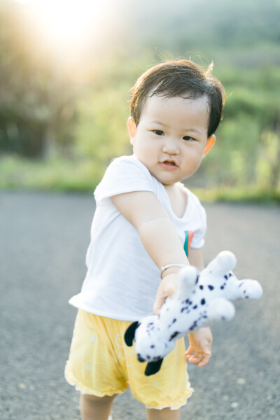 今年中秋在上虞小住
摄影：洪小漩
出镜：家人
连日来，关于上虞的消息不绝于耳。
严峻的疫情防控下，作为中风险地区的上虞，陷入了封城的境地。听阿科说，爷爷奶奶已经去做了两次核酸检测，而其他亲属也都居家隔…