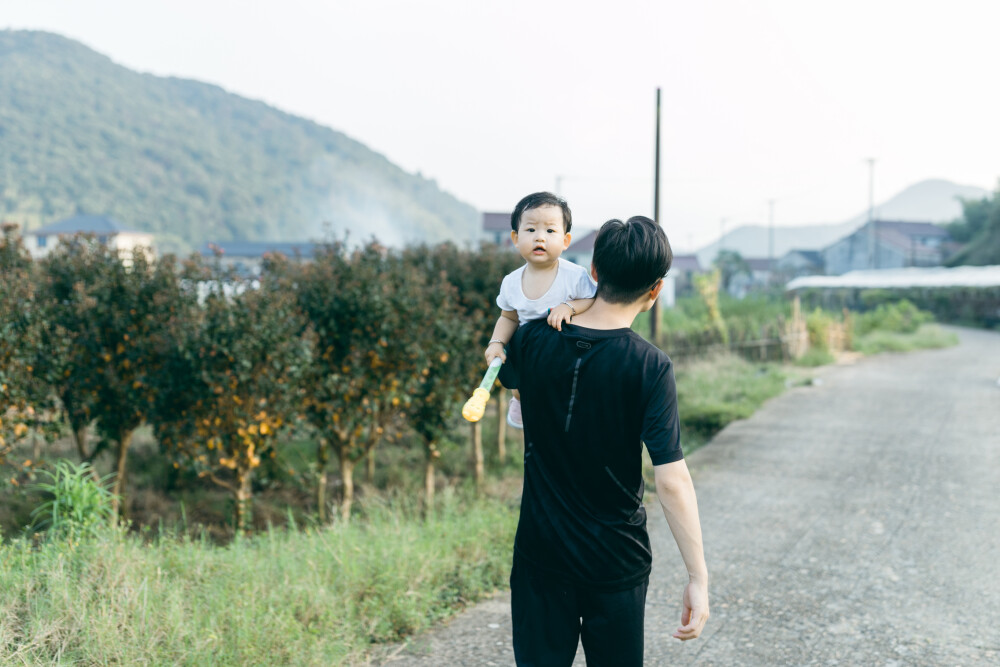 今年中秋在上虞小住
摄影：洪小漩
出镜：家人
连日来，关于上虞的消息不绝于耳。
严峻的疫情防控下，作为中风险地区的上虞，陷入了封城的境地。听阿科说，爷爷奶奶已经去做了两次核酸检测，而其他亲属也都居家隔离。所幸的是，日常蔬菜都实行配给，大家也都做好了不给疫情防控添乱的准备。
在我想象中，疫情对爷爷奶奶的影响应该是很小的。
毕竟，爷爷年逾八旬，奶奶也年近耄耋。两个老人家，久居山林，远离尘世，自在，也寂寞。除了偶尔外出赶集，平日里，鲜少外出。疫情恐怕是造访不了他们的活动区域。
奈何，这次来势汹汹，连两个老人家都曾被半夜唤醒，需乘着夜色赶去做核酸。不过，与他们而言，既然有需要，照做便是。