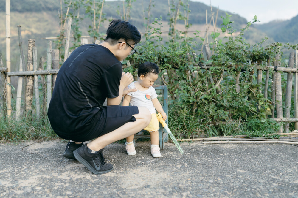 今年中秋在上虞小住
摄影：洪小漩
出镜：家人
连日来，关于上虞的消息不绝于耳。
严峻的疫情防控下，作为中风险地区的上虞，陷入了封城的境地。听阿科说，爷爷奶奶已经去做了两次核酸检测，而其他亲属也都居家隔离。所幸的是，日常蔬菜都实行配给，大家也都做好了不给疫情防控添乱的准备。
在我想象中，疫情对爷爷奶奶的影响应该是很小的。
毕竟，爷爷年逾八旬，奶奶也年近耄耋。两个老人家，久居山林，远离尘世，自在，也寂寞。除了偶尔外出赶集，平日里，鲜少外出。疫情恐怕是造访不了他们的活动区域。
奈何，这次来势汹汹，连两个老人家都曾被半夜唤醒，需乘着夜色赶去做核酸。不过，与他们而言，既然有需要，照做便是。