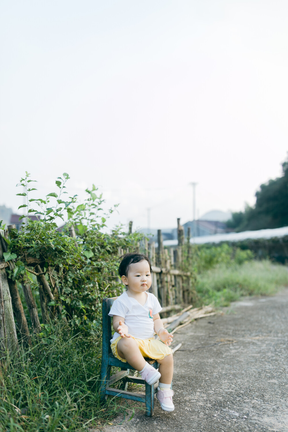 今年中秋在上虞小住
摄影：洪小漩
出镜：家人
连日来，关于上虞的消息不绝于耳。
严峻的疫情防控下，作为中风险地区的上虞，陷入了封城的境地。听阿科说，爷爷奶奶已经去做了两次核酸检测，而其他亲属也都居家隔离。所幸的是，日常蔬菜都实行配给，大家也都做好了不给疫情防控添乱的准备。
在我想象中，疫情对爷爷奶奶的影响应该是很小的。
毕竟，爷爷年逾八旬，奶奶也年近耄耋。两个老人家，久居山林，远离尘世，自在，也寂寞。除了偶尔外出赶集，平日里，鲜少外出。疫情恐怕是造访不了他们的活动区域。
奈何，这次来势汹汹，连两个老人家都曾被半夜唤醒，需乘着夜色赶去做核酸。不过，与他们而言，既然有需要，照做便是。