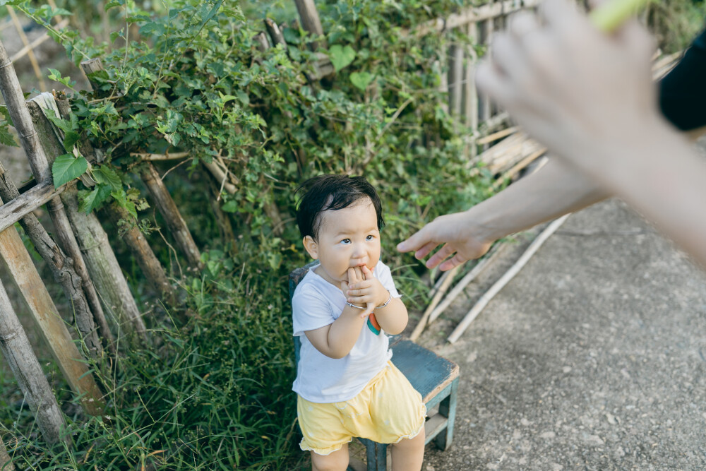 今年中秋在上虞小住
摄影：洪小漩
出镜：家人
连日来，关于上虞的消息不绝于耳。
严峻的疫情防控下，作为中风险地区的上虞，陷入了封城的境地。听阿科说，爷爷奶奶已经去做了两次核酸检测，而其他亲属也都居家隔离。所幸的是，日常蔬菜都实行配给，大家也都做好了不给疫情防控添乱的准备。
在我想象中，疫情对爷爷奶奶的影响应该是很小的。
毕竟，爷爷年逾八旬，奶奶也年近耄耋。两个老人家，久居山林，远离尘世，自在，也寂寞。除了偶尔外出赶集，平日里，鲜少外出。疫情恐怕是造访不了他们的活动区域。
奈何，这次来势汹汹，连两个老人家都曾被半夜唤醒，需乘着夜色赶去做核酸。不过，与他们而言，既然有需要，照做便是。