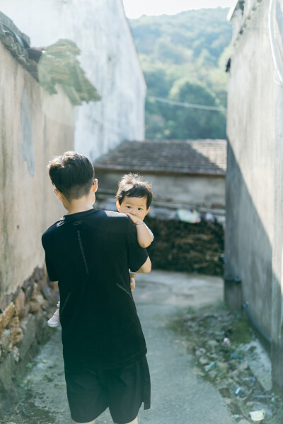 今年中秋在上虞小住
摄影：洪小漩
出镜：家人
连日来，关于上虞的消息不绝于耳。
严峻的疫情防控下，作为中风险地区的上虞，陷入了封城的境地。听阿科说，爷爷奶奶已经去做了两次核酸检测，而其他亲属也都居家隔…