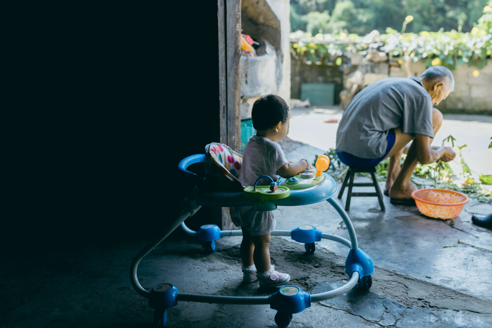 今年中秋在上虞小住
摄影：洪小漩
出镜：家人
连日来，关于上虞的消息不绝于耳。
严峻的疫情防控下，作为中风险地区的上虞，陷入了封城的境地。听阿科说，爷爷奶奶已经去做了两次核酸检测，而其他亲属也都居家隔离。所幸的是，日常蔬菜都实行配给，大家也都做好了不给疫情防控添乱的准备。
在我想象中，疫情对爷爷奶奶的影响应该是很小的。
毕竟，爷爷年逾八旬，奶奶也年近耄耋。两个老人家，久居山林，远离尘世，自在，也寂寞。除了偶尔外出赶集，平日里，鲜少外出。疫情恐怕是造访不了他们的活动区域。
奈何，这次来势汹汹，连两个老人家都曾被半夜唤醒，需乘着夜色赶去做核酸。不过，与他们而言，既然有需要，照做便是。