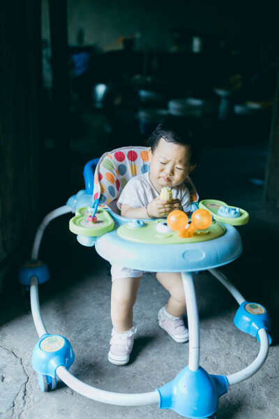 今年中秋在上虞小住
摄影：洪小漩
出镜：家人
连日来，关于上虞的消息不绝于耳。
严峻的疫情防控下，作为中风险地区的上虞，陷入了封城的境地。听阿科说，爷爷奶奶已经去做了两次核酸检测，而其他亲属也都居家隔…