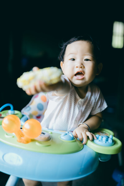 今年中秋在上虞小住
摄影：洪小漩
出镜：家人
连日来，关于上虞的消息不绝于耳。
严峻的疫情防控下，作为中风险地区的上虞，陷入了封城的境地。听阿科说，爷爷奶奶已经去做了两次核酸检测，而其他亲属也都居家隔…