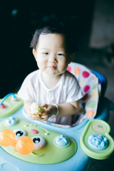 今年中秋在上虞小住
摄影：洪小漩
出镜：家人
连日来，关于上虞的消息不绝于耳。
严峻的疫情防控下，作为中风险地区的上虞，陷入了封城的境地。听阿科说，爷爷奶奶已经去做了两次核酸检测，而其他亲属也都居家隔…