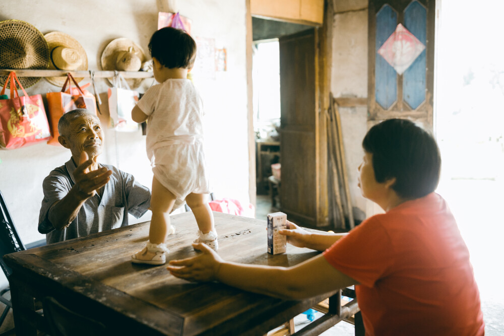 今年中秋在上虞小住
摄影：洪小漩
出镜：家人
连日来，关于上虞的消息不绝于耳。
严峻的疫情防控下，作为中风险地区的上虞，陷入了封城的境地。听阿科说，爷爷奶奶已经去做了两次核酸检测，而其他亲属也都居家隔离。所幸的是，日常蔬菜都实行配给，大家也都做好了不给疫情防控添乱的准备。
在我想象中，疫情对爷爷奶奶的影响应该是很小的。
毕竟，爷爷年逾八旬，奶奶也年近耄耋。两个老人家，久居山林，远离尘世，自在，也寂寞。除了偶尔外出赶集，平日里，鲜少外出。疫情恐怕是造访不了他们的活动区域。
奈何，这次来势汹汹，连两个老人家都曾被半夜唤醒，需乘着夜色赶去做核酸。不过，与他们而言，既然有需要，照做便是。