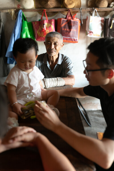 今年中秋在上虞小住
摄影：洪小漩
出镜：家人
连日来，关于上虞的消息不绝于耳。
严峻的疫情防控下，作为中风险地区的上虞，陷入了封城的境地。听阿科说，爷爷奶奶已经去做了两次核酸检测，而其他亲属也都居家隔…