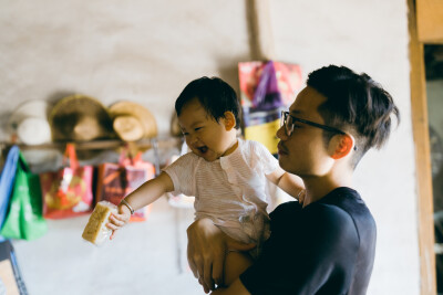 今年中秋在上虞小住
摄影：洪小漩
出镜：家人
连日来，关于上虞的消息不绝于耳。
严峻的疫情防控下，作为中风险地区的上虞，陷入了封城的境地。听阿科说，爷爷奶奶已经去做了两次核酸检测，而其他亲属也都居家隔…