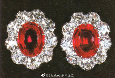 Queen Mary's Ruby Cluster Earrings 这对红宝石配钻石耳钉是乔治五世国王在1926年5月送给妻子玛丽王后的59岁生日礼物，玛丽在当年晚些时候就把它们并入到了王室的红宝石收藏中。这对耳钉造型比较爆款，就是中心一大…