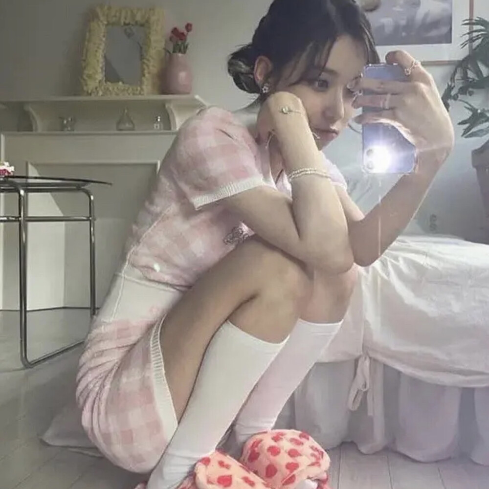 女爱豆对镜自拍^