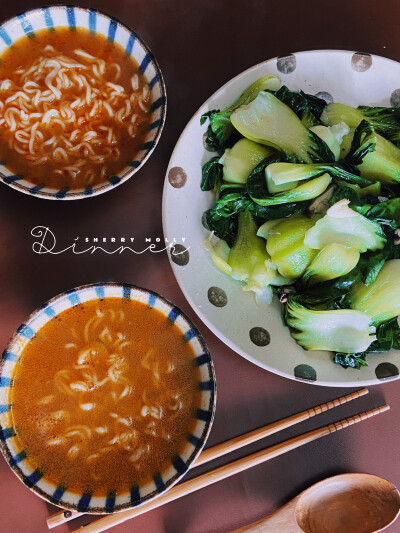 還是不能讓自己餓著～
肉肉 蔬菜 和雞湯 都吃了
超級珍惜吃飯那一個鐘
因為終於可以坐一會兒了