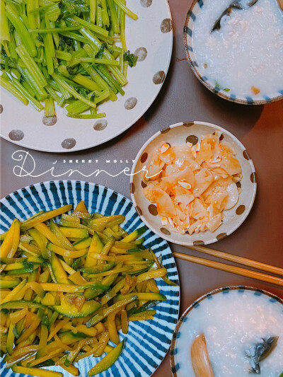 還是不能讓自己餓著～
肉肉 蔬菜 和雞湯 都吃了
超級珍惜吃飯那一個鐘
因為終於可以坐一會兒了