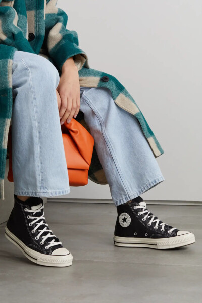 Converse 这一版本的 “Chuck 70” 高帮运动鞋带有温暖羊毛皮衬里，让你在寒冷季节也无需舍弃经典板鞋造型。它以纹理皮革制成，配 OrthoLite 鞋垫，鞋侧点缀标志性星星贴花。