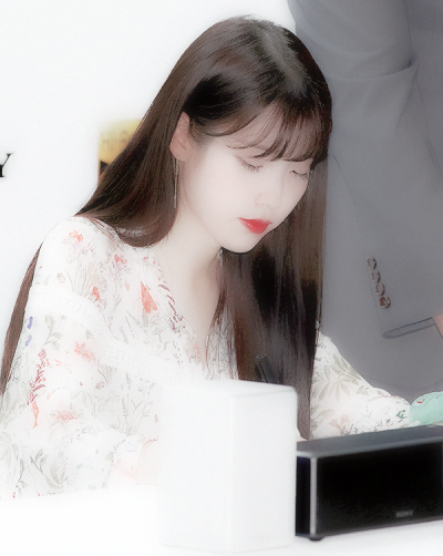 IU 抱图看简介/©️iudeft0516