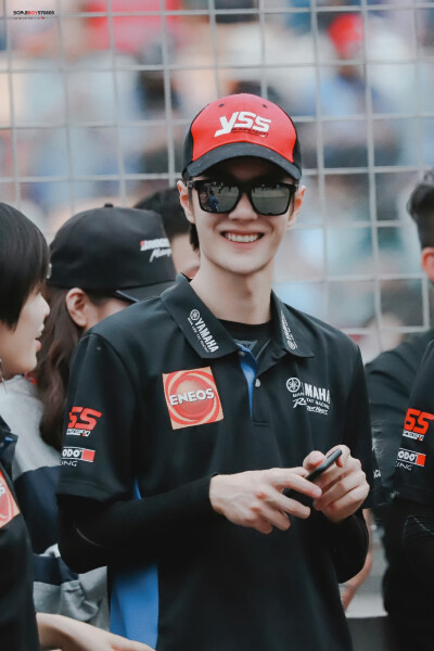 190503 米其林竞驰GPGP金港大奖赛 @UNIQ-王一博 ♛赛道上的狂野85，即使安静的时候荷尔蒙气息也从手指缝里透出来，王一博的人生就是一个传奇，褪去华服亦能在赛场自由奔驰的第一人♕ cr:logo