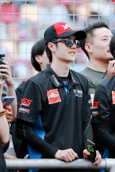 190503 米其林竞驰GPGP金港大奖赛 @UNIQ-王一博 ♛赛道上的狂野85，即使安静的时候荷尔蒙气息也从手指缝里透出来，王一博的人生就是一个传奇，褪去华服亦能在赛场自由奔驰的第一人♕ cr:logo