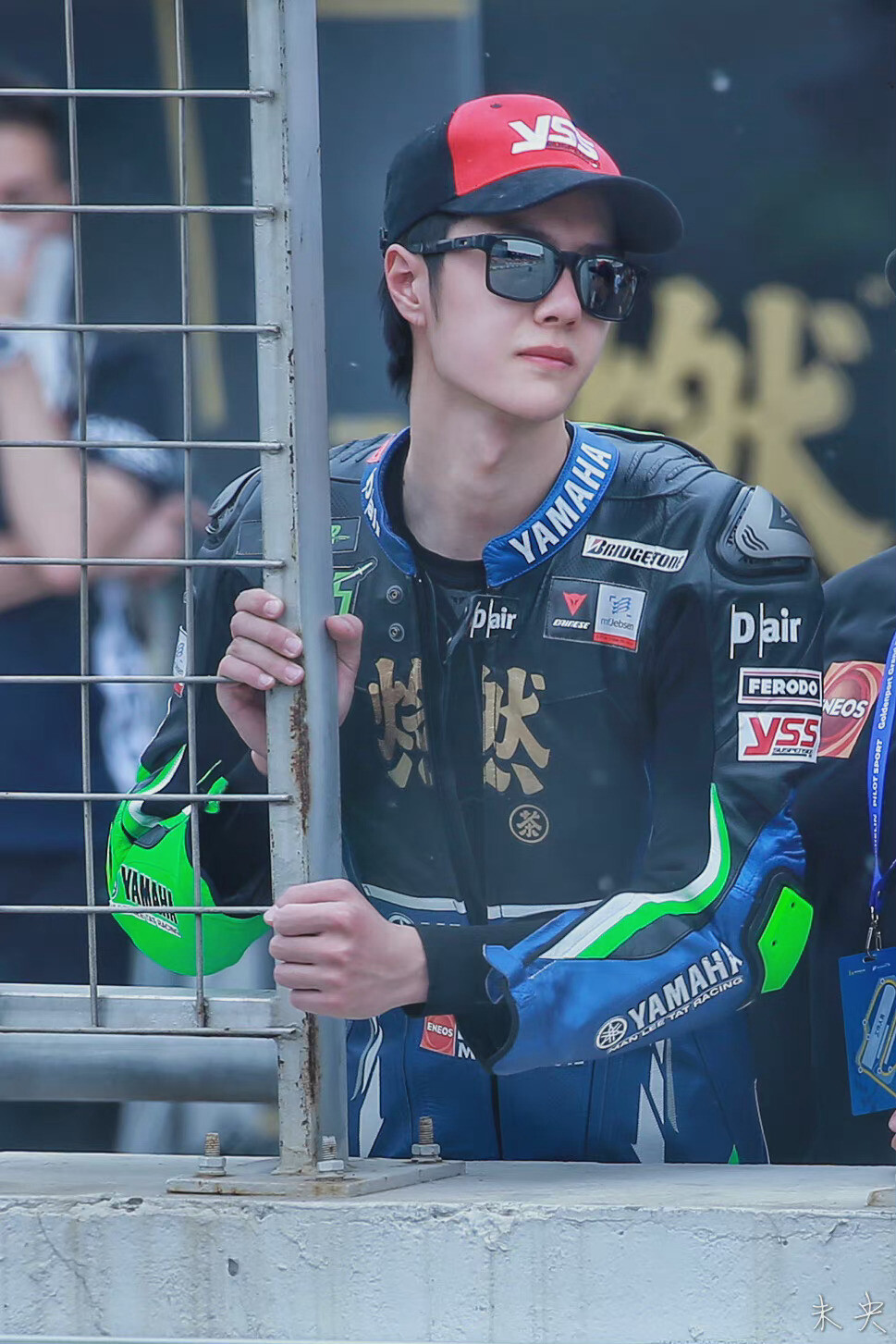 190503 米其林竞驰GPGP金港大奖赛 @UNIQ-王一博 ♛赛道上的狂野85，即使安静的时候荷尔蒙气息也从手指缝里透出来，王一博的人生就是一个传奇，褪去华服亦能在赛场自由奔驰的第一人♕ cr:logo